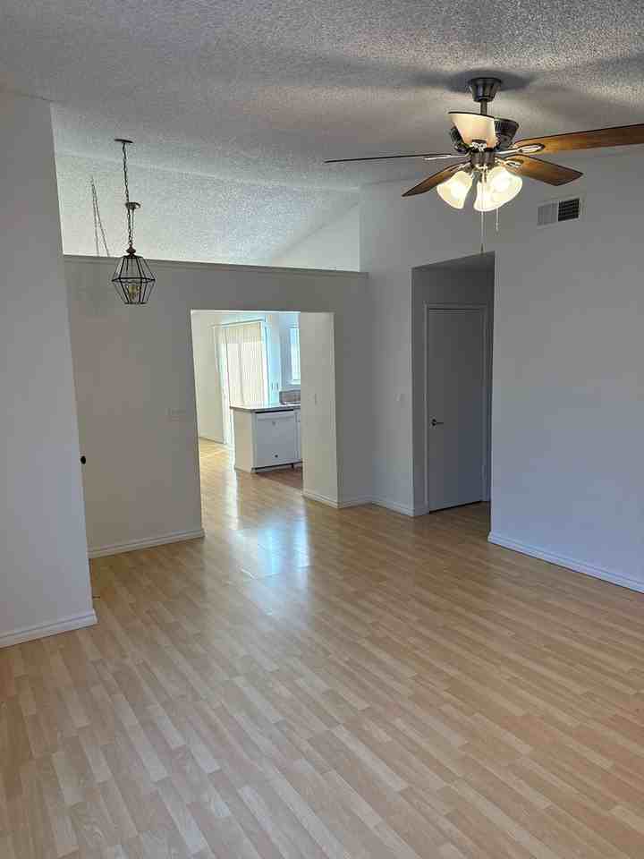 512 Yosemite Dr - Photo 2 of 12