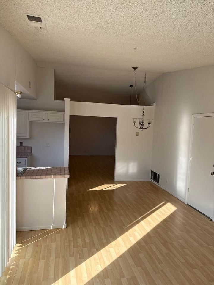 512 Yosemite Dr - Photo 4 of 12