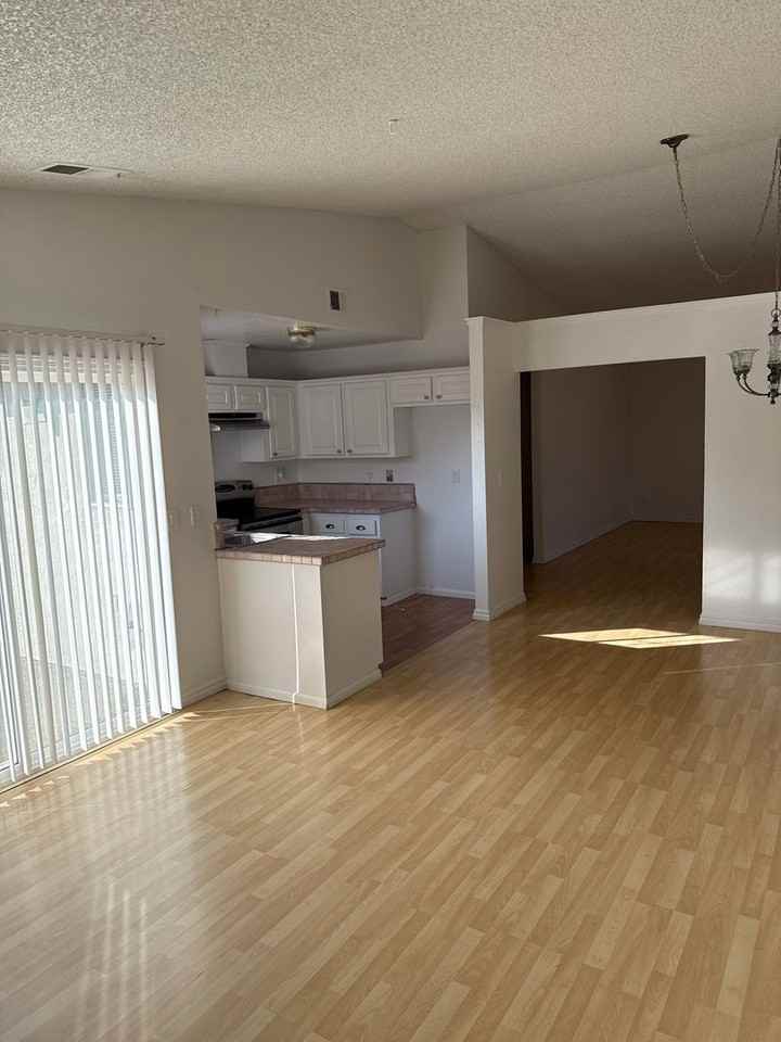 512 Yosemite Dr - Photo 5 of 12