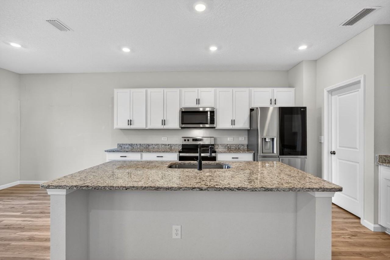 14790 Cashew Ave - Photo 5 of 33