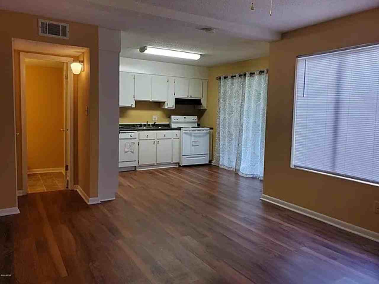 142 Stoneridge Dr - Photo 3 of 13