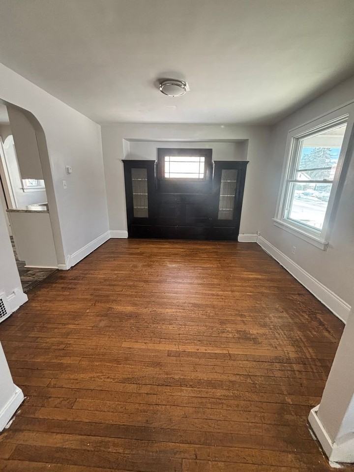 15911 Friend Ave - Photo 2 of 11