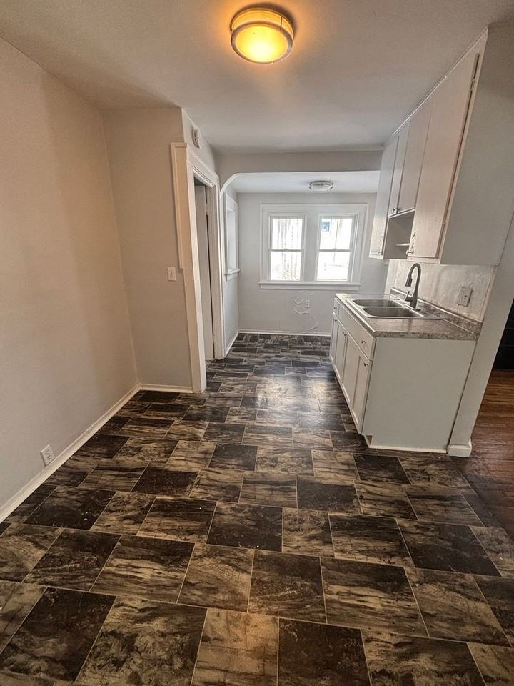 15911 Friend Ave - Photo 4 of 11