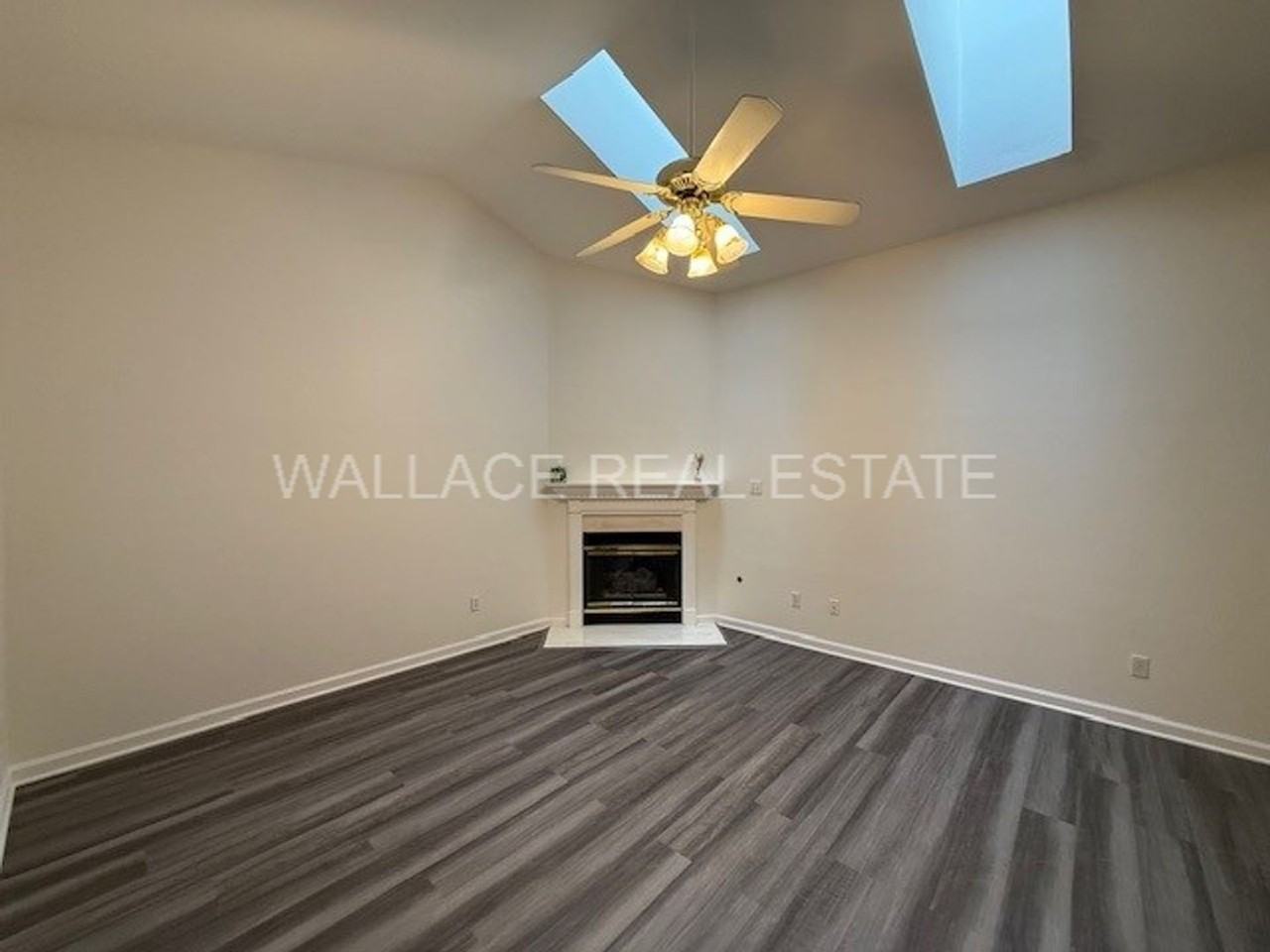 221 Commander Way - Photo 2 of 12