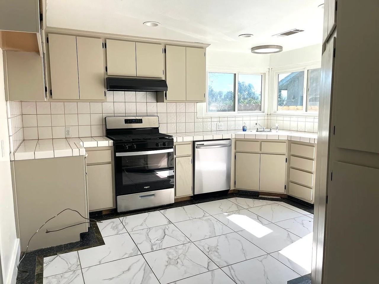 303 Riverside Dr - Photo 3 of 12