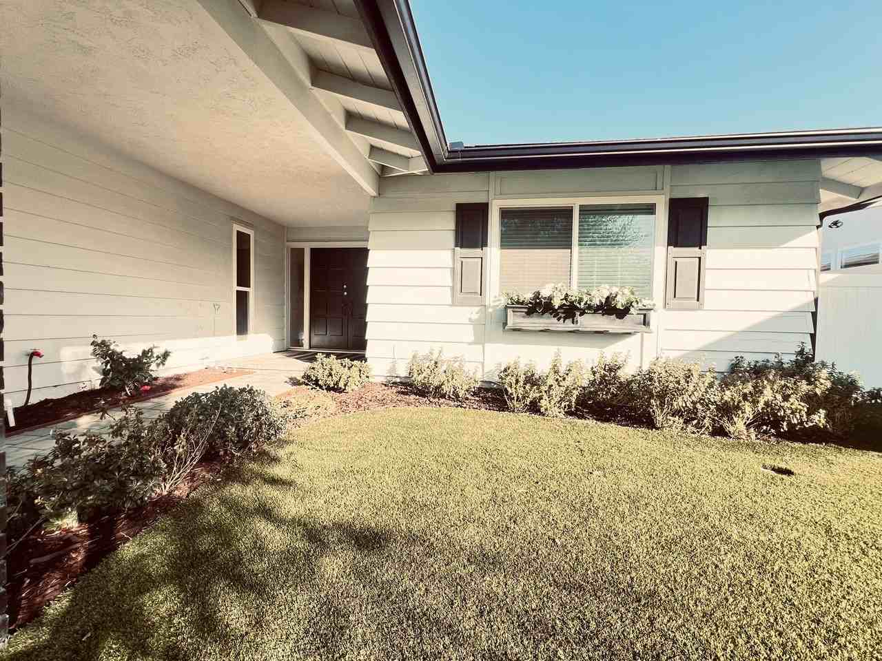 12416 Lomica Dr - Photo 4 of 26