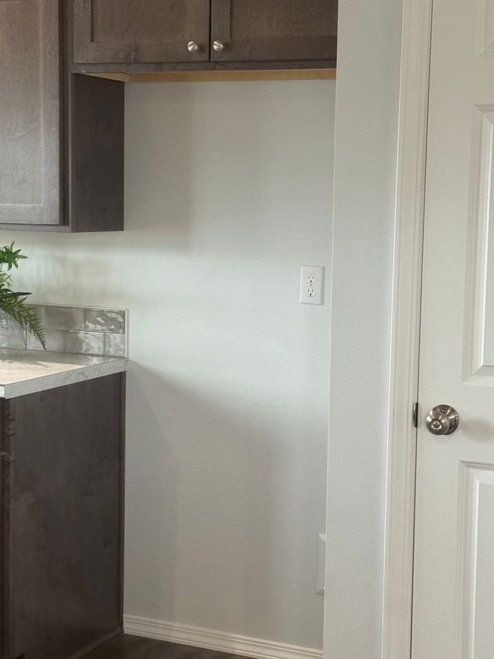 2005 Ledwich Ave - Photo 4 of 14