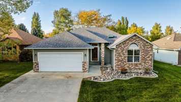 featured image of 1745 N Heights Cir