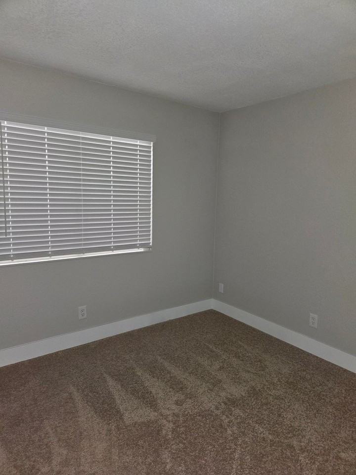 6764 Groveview Ln - Photo 4 of 31