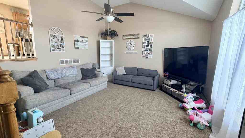 2213 Larkspur St - Photo 2 of 16