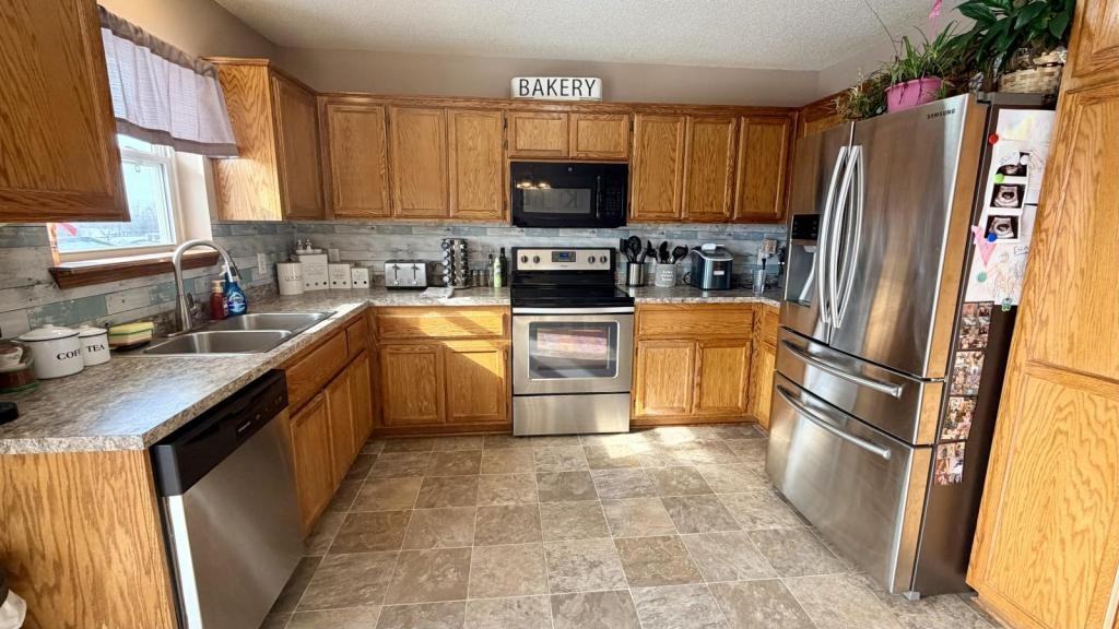 2213 Larkspur St - Photo 6 of 16