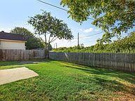 606 Lakeway Dr - Photo 5 of 26