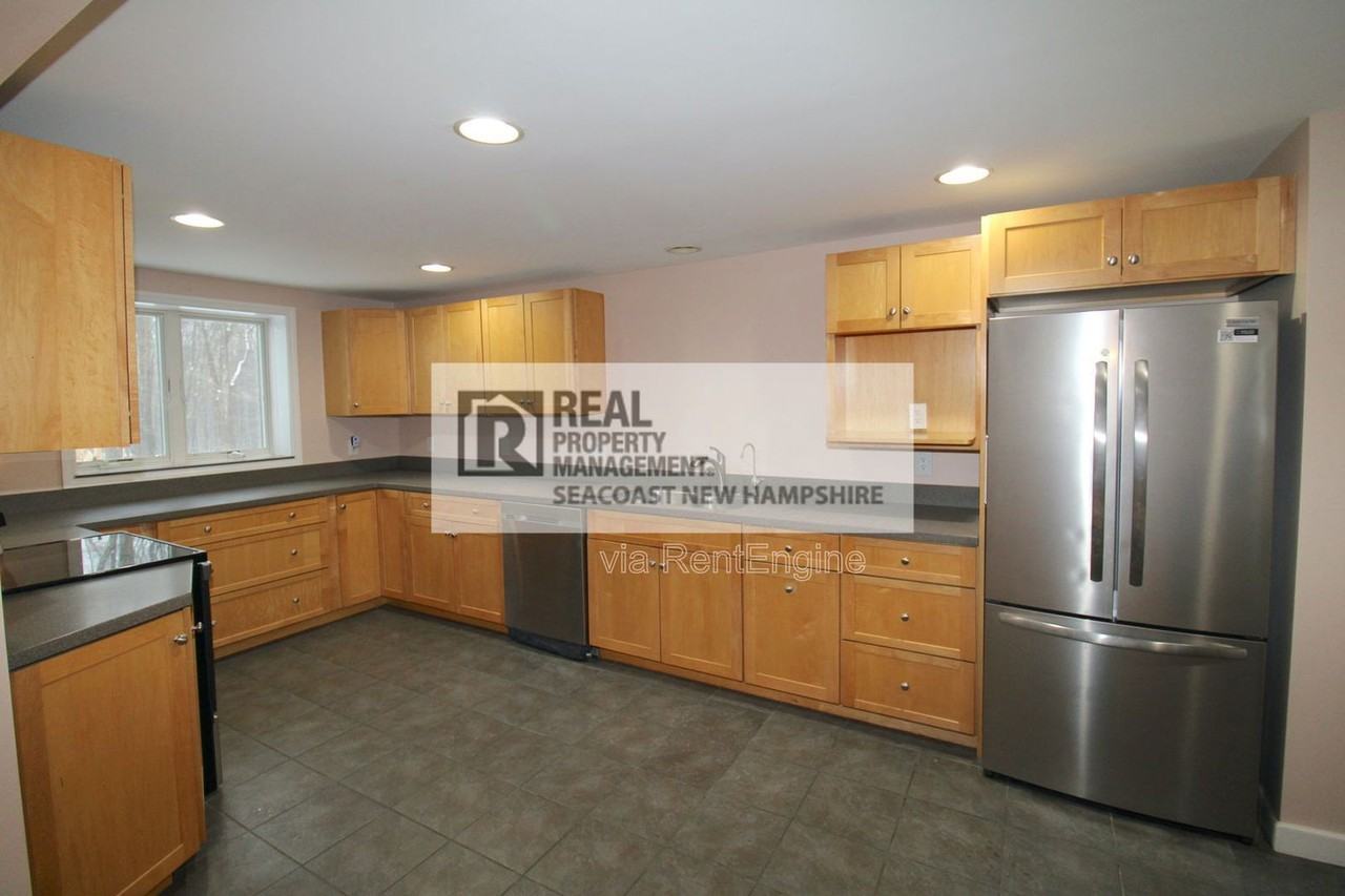 182 Madbury Rd - Photo 4 of 33