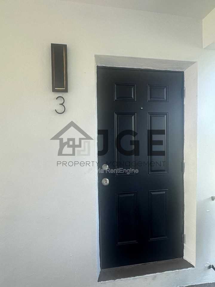 3128 Sw 12th Pl #3 - Photo 3 of 7