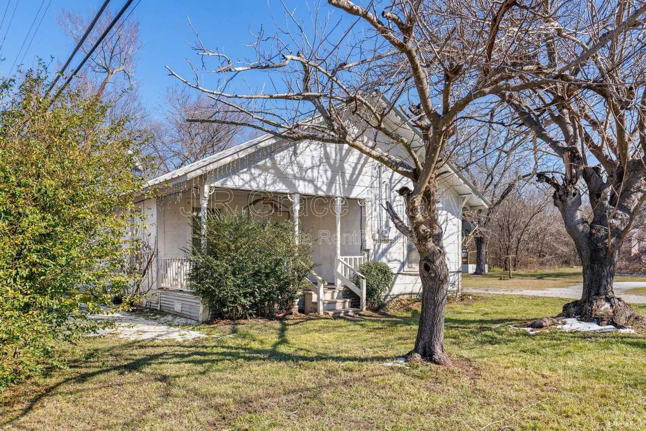 517 Parkside Dr - Photo 4 of 22