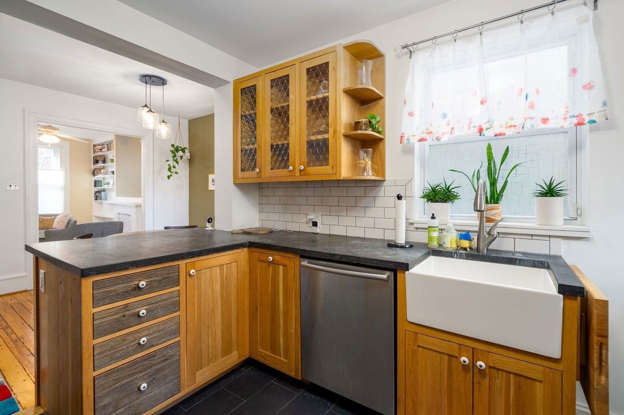 829 N Taylor St - Photo 3 of 24