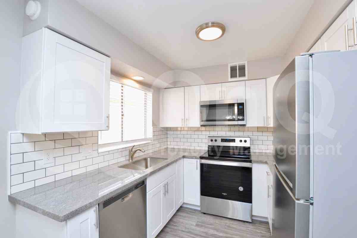 645 N Arrowhead Dr #4 - Photo 4 of 18