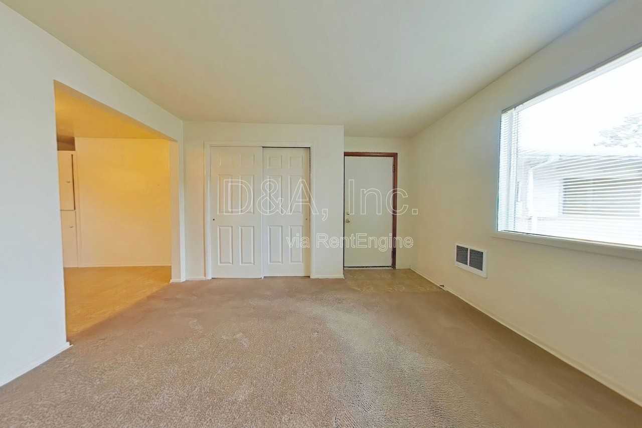 960 Nw Cleveland Ave #12 - Photo 2 of 8