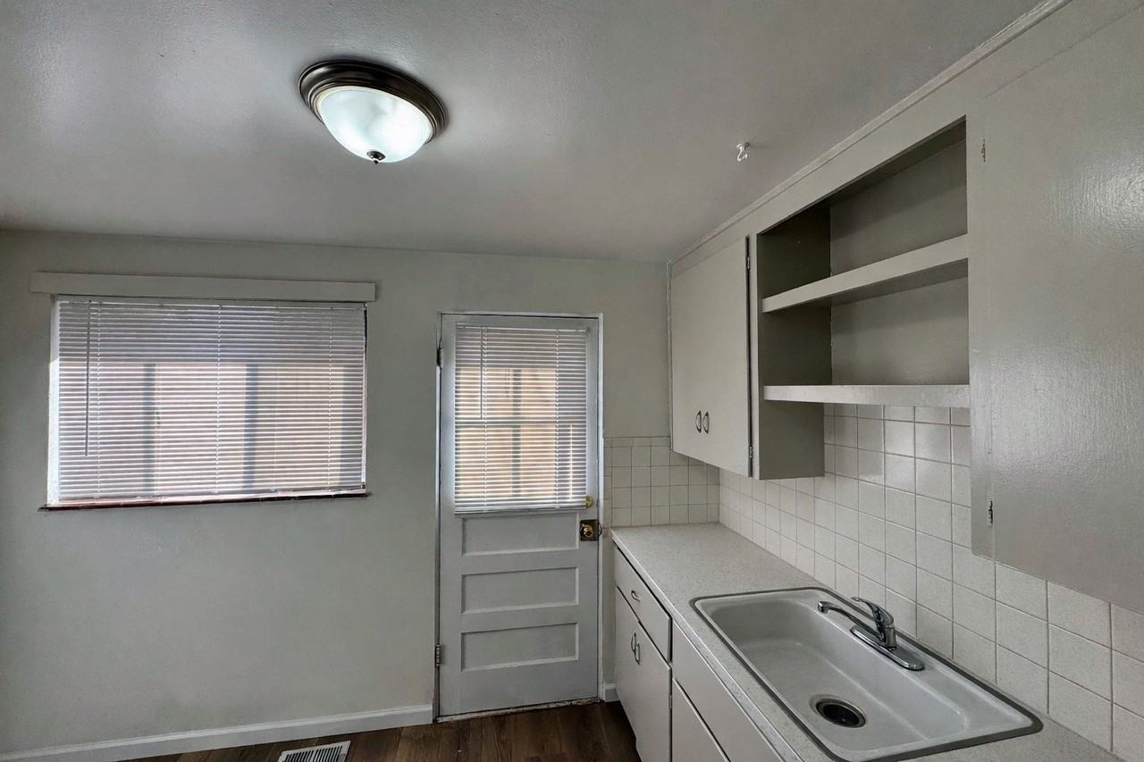 1411 Boston St - Photo 5 of 9