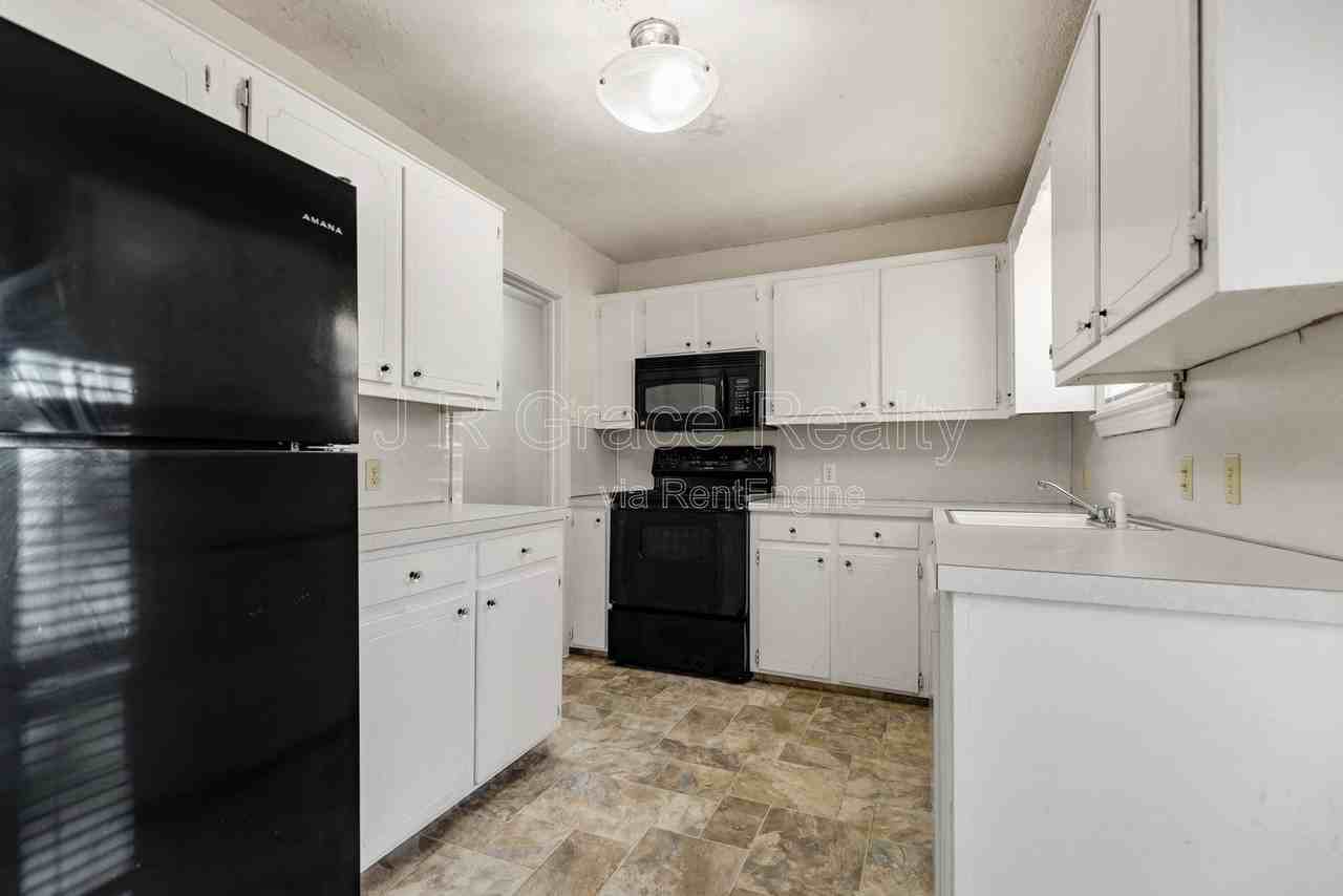 2004 N 39th St - Photo 2 of 15