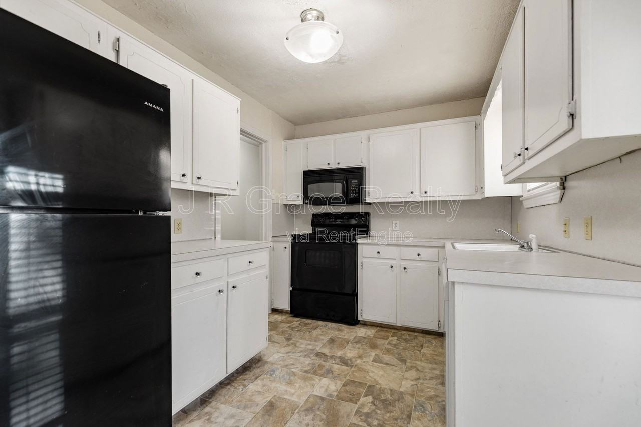 2004 N 39th St - Photo 3 of 15