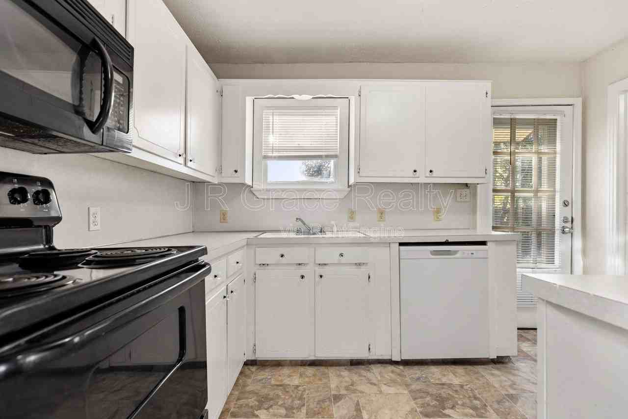 2004 N 39th St - Photo 4 of 15