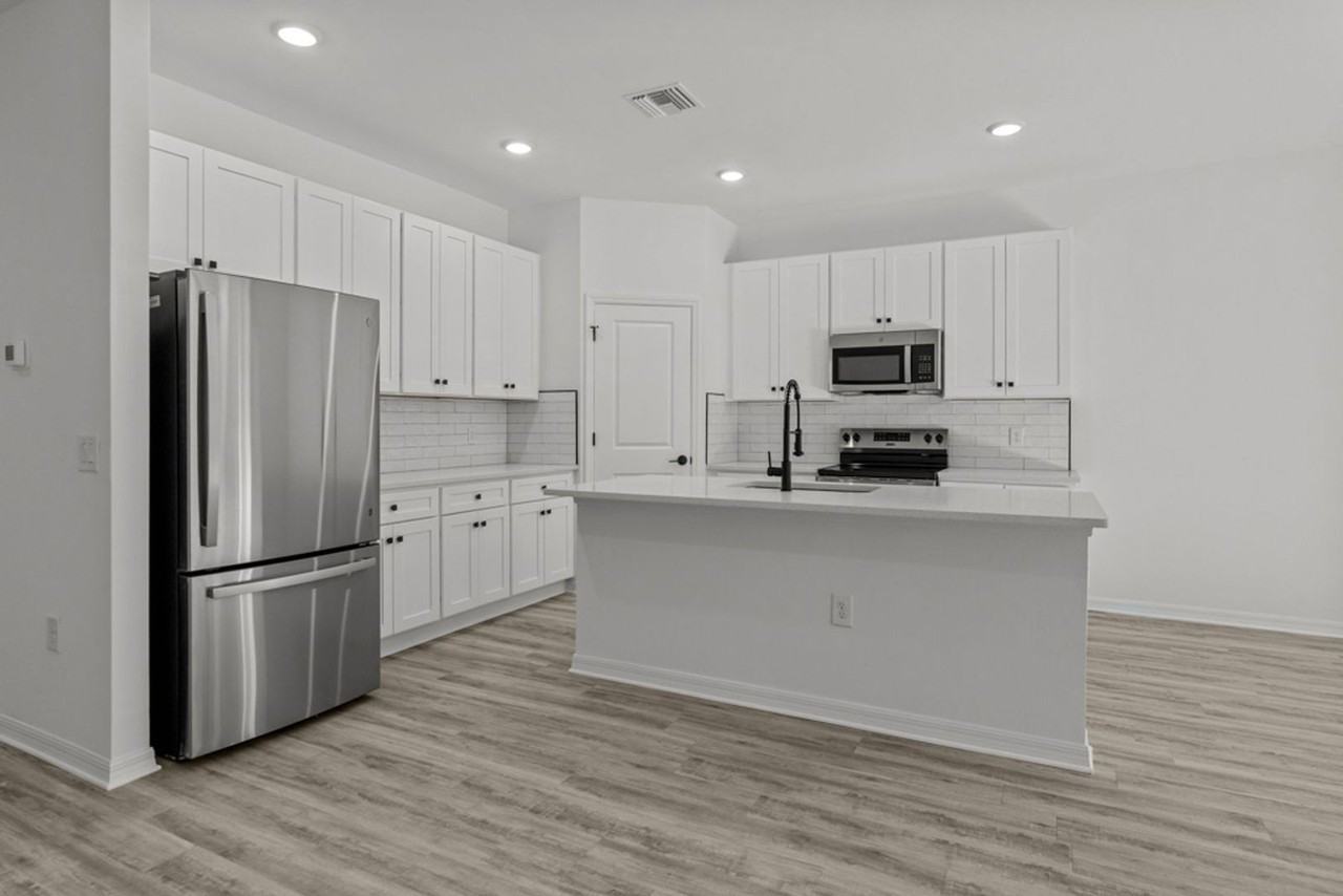 548 Knapp St - Photo 3 of 50