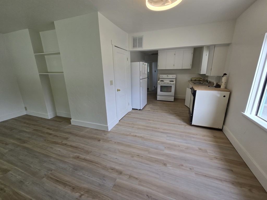 880 1st Ave E - Photo 2 of 7