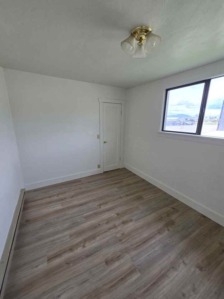 880 1st Ave E - Photo 5 of 7