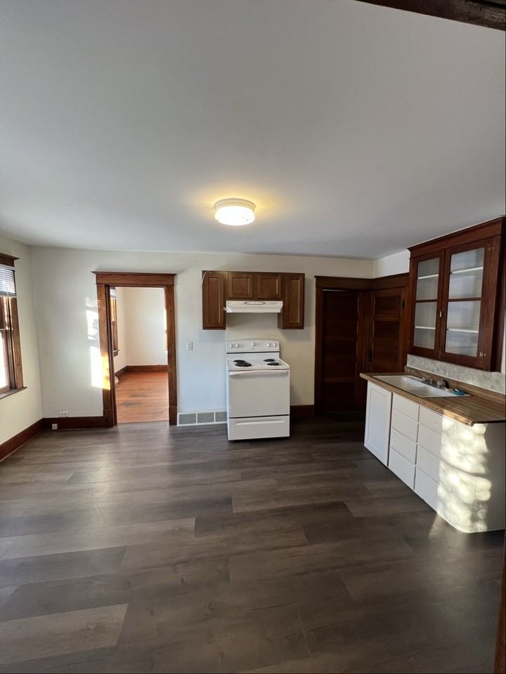 23975 Tracy St - Photo 3 of 9