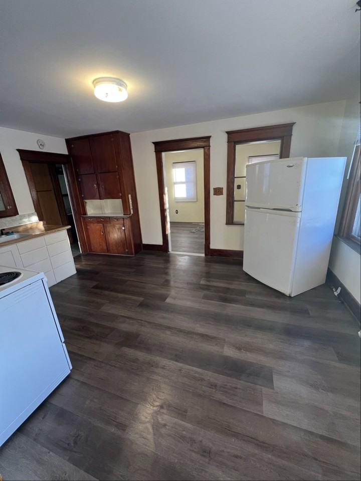 23975 Tracy St - Photo 6 of 9