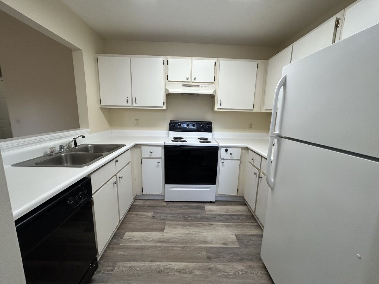 903 Brett Dr Apt E - Photo 2 of 9