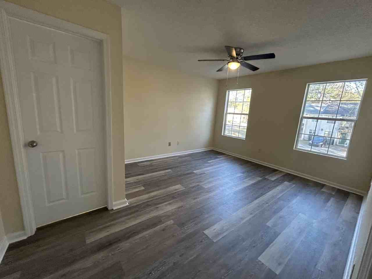 903 Brett Dr Apt E - Photo 3 of 9