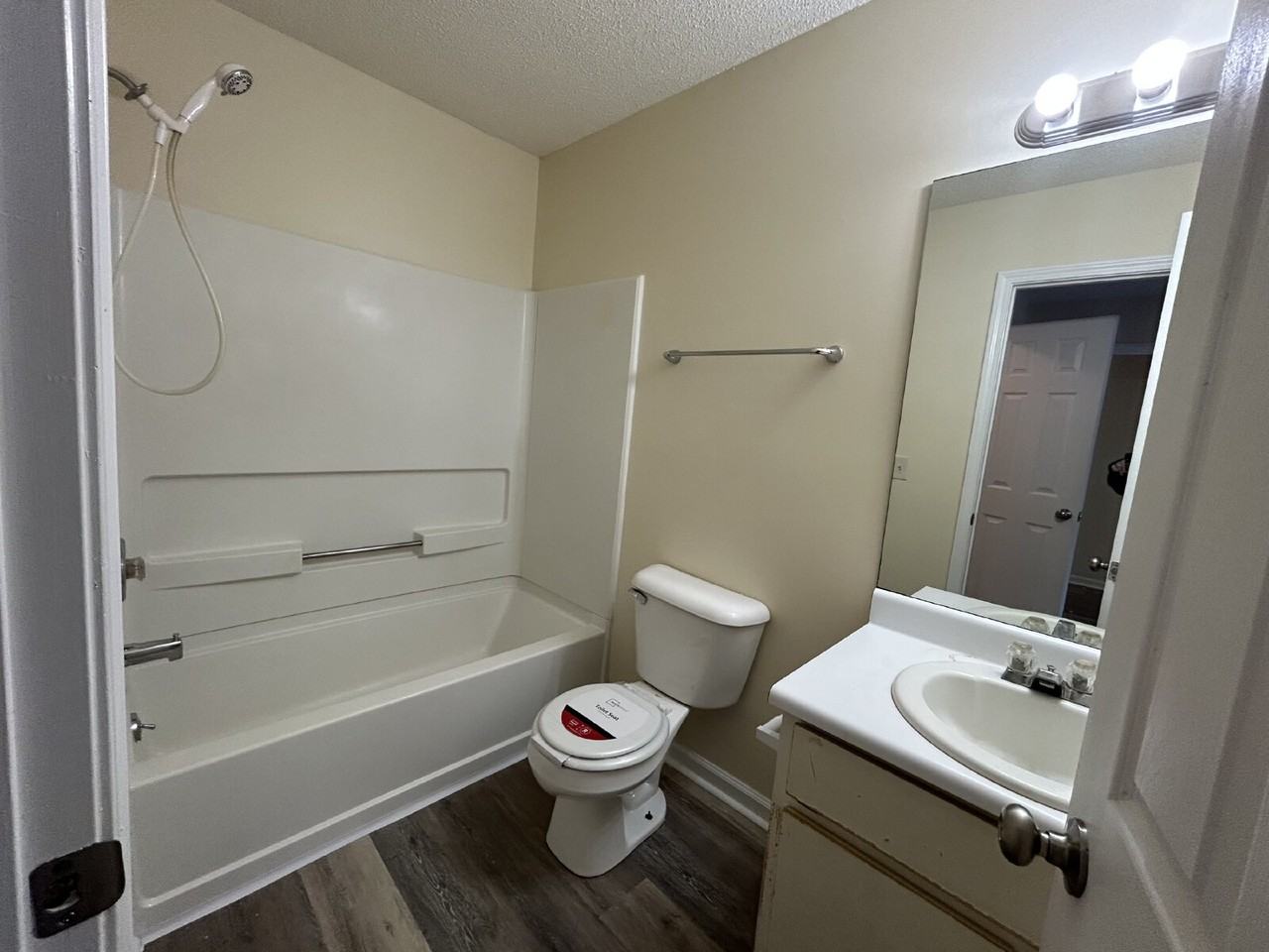 903 Brett Dr Apt E - Photo 4 of 9