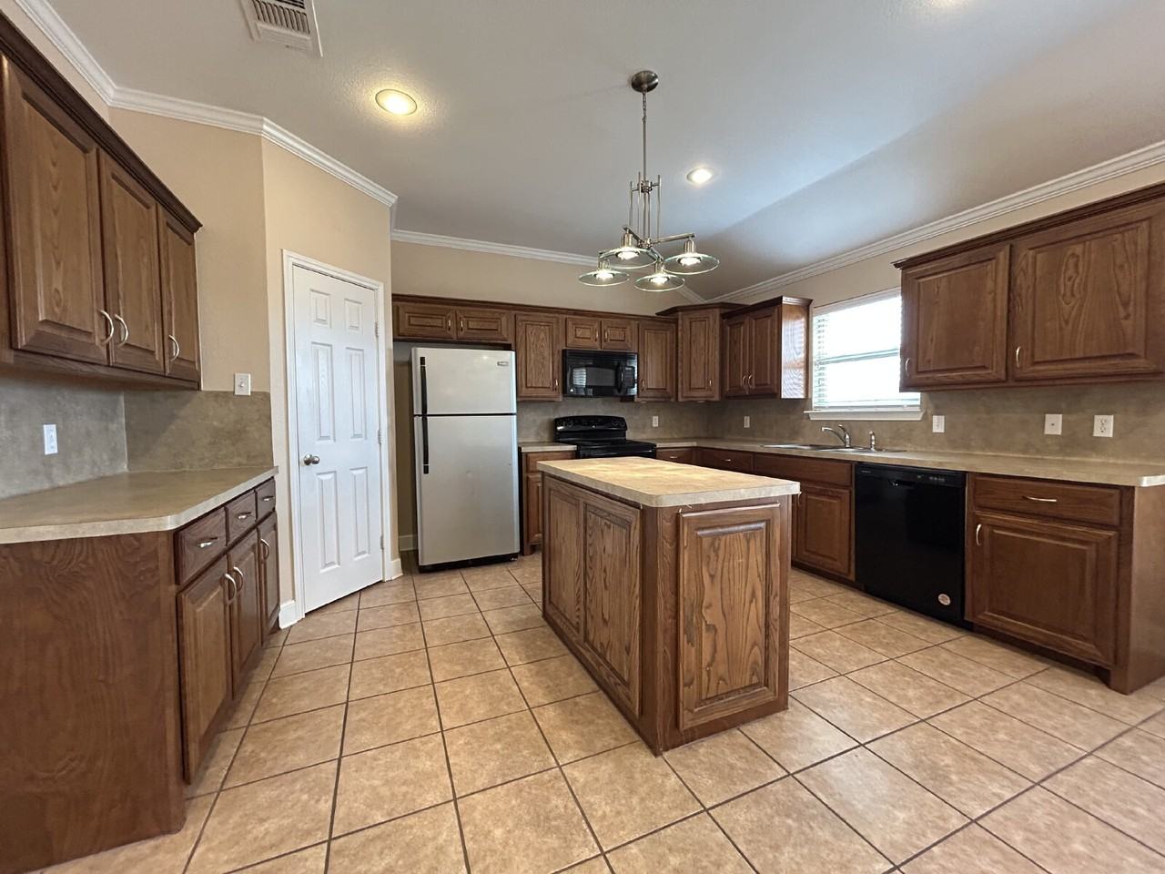 5217 Harvard St - Photo 4 of 15