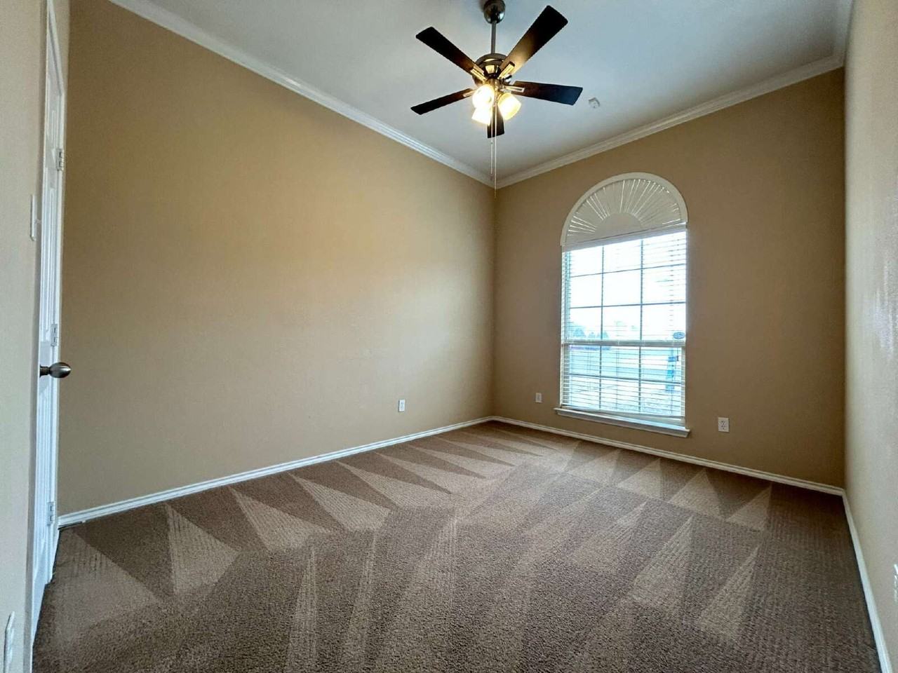 5217 Harvard St - Photo 7 of 15