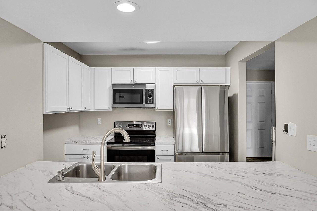 2321 Lexington Village Ln - Photo 5 of 39