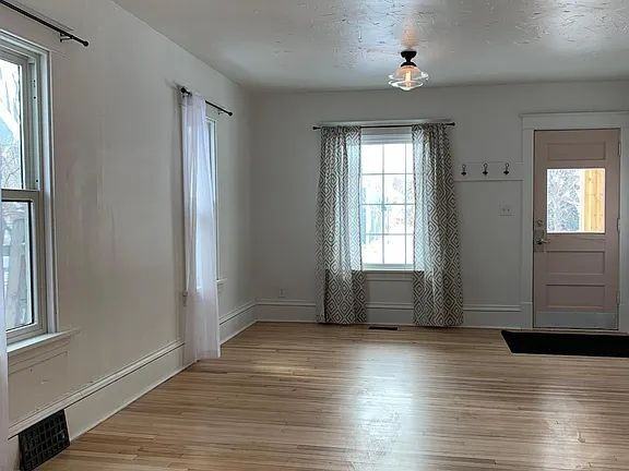 878 18th Ave Se - Photo 3 of 21