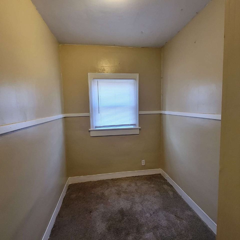 222 N Pershing Ave - Photo 2 of 8