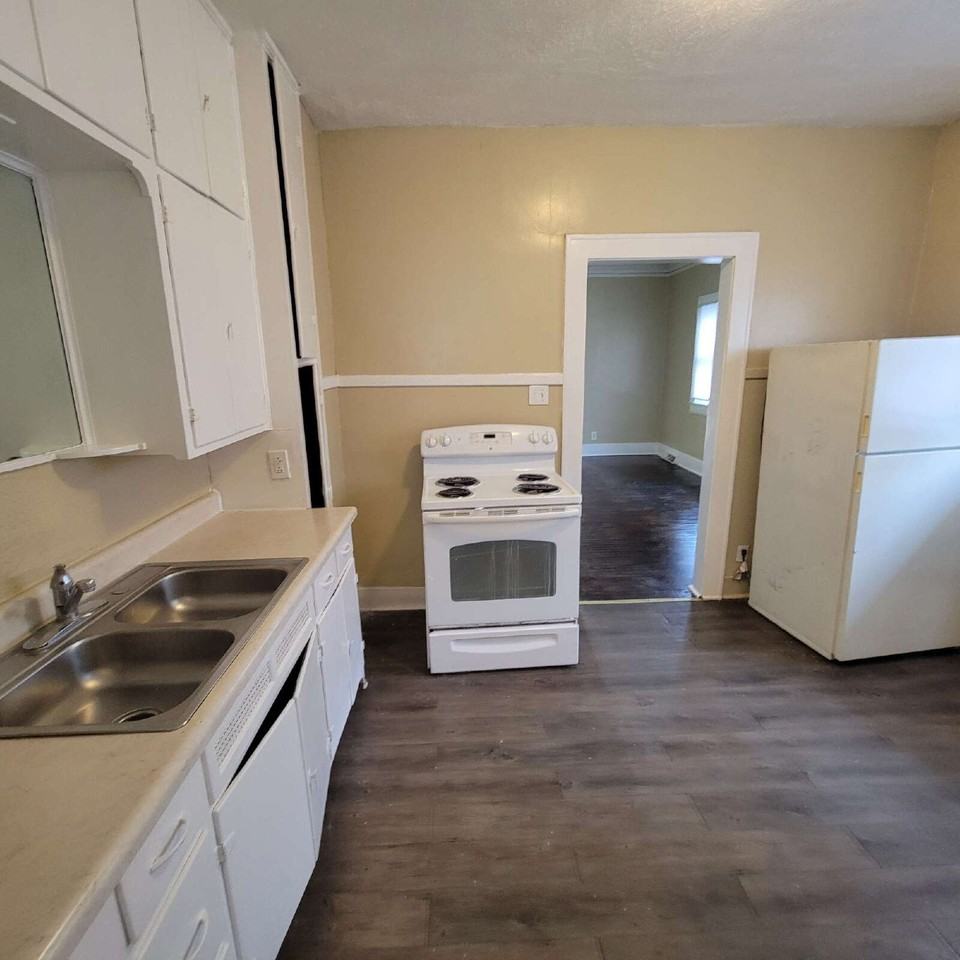 222 N Pershing Ave - Photo 3 of 8