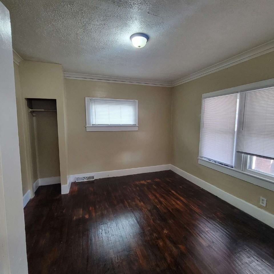 222 N Pershing Ave - Photo 4 of 8