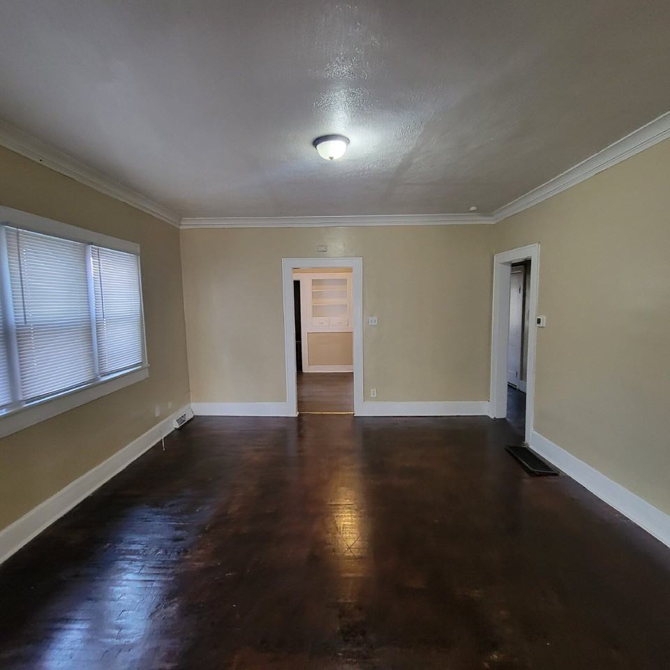 222 N Pershing Ave - Photo 6 of 8