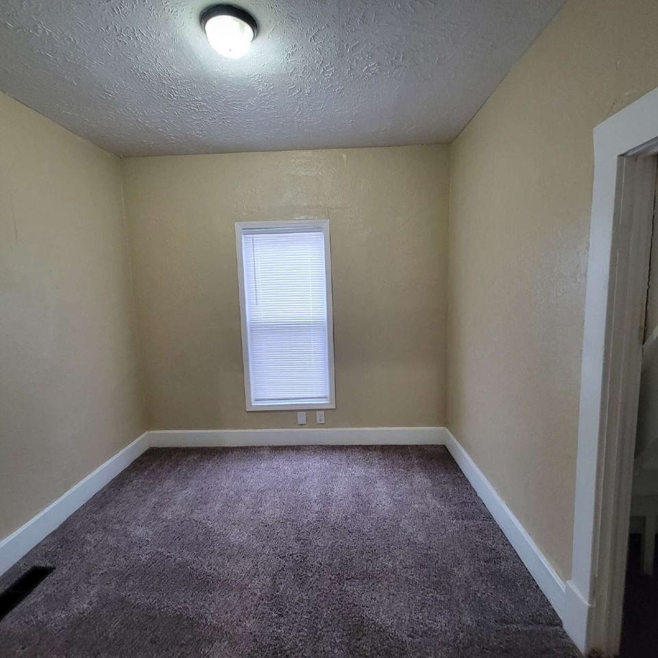 257 S Temple Ave - Photo 6 of 7