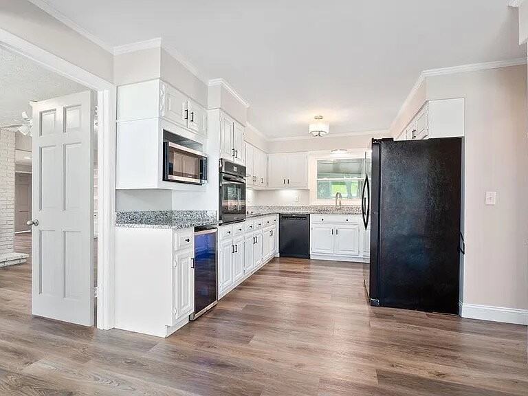 1409 Robert Ln - Photo 3 of 50