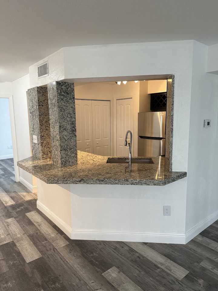 2460 Nwst #1701 - Photo 4 of 43