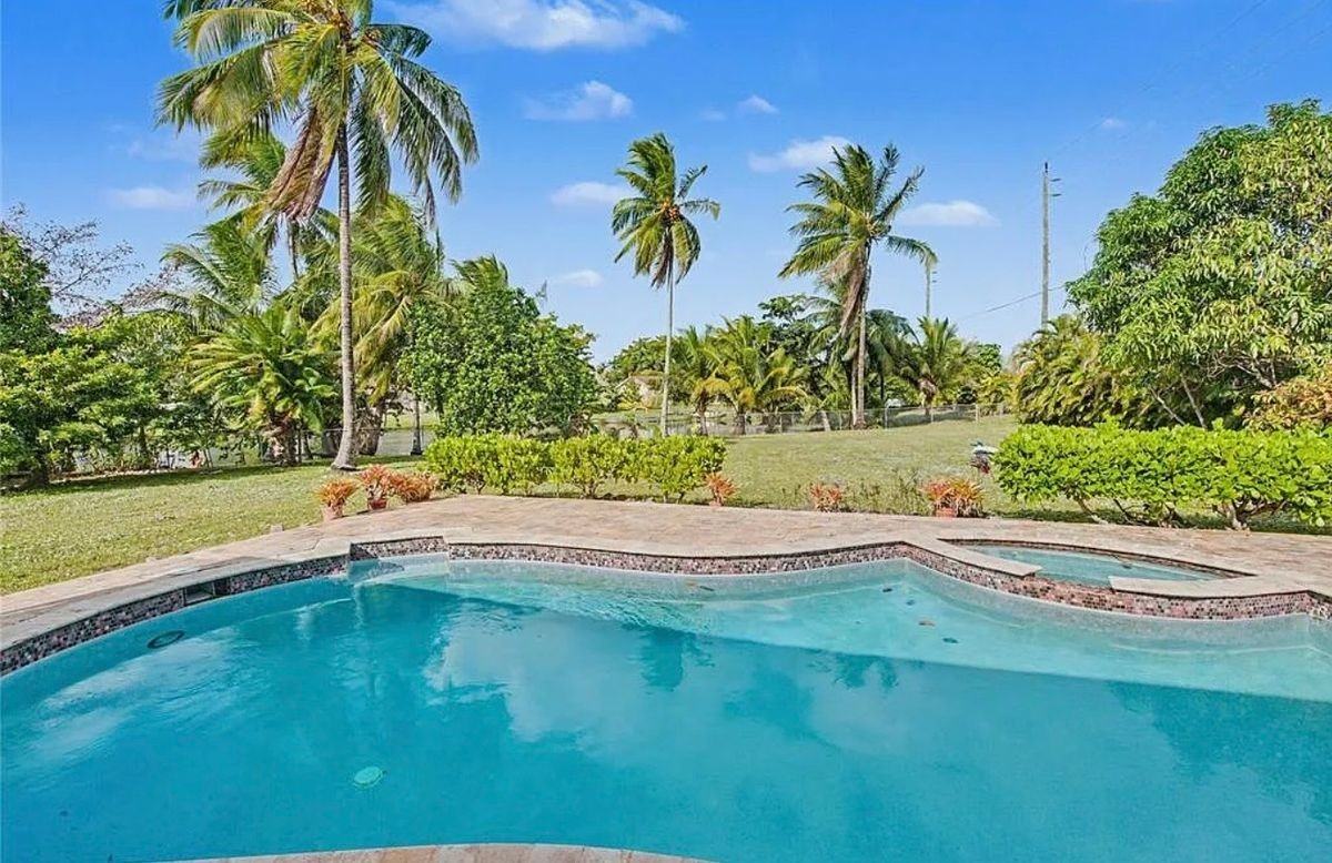 8619 Sw 51st St - Photo 5 of 11