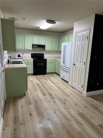 209 W Edwards St - Photo 4 of 14