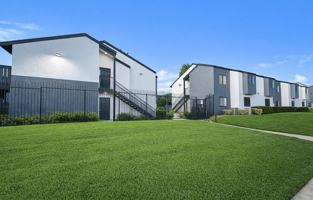 featured image of 1422 E 9th St