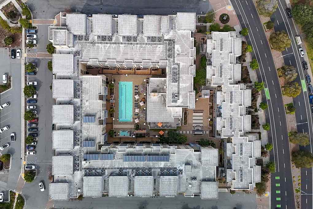 One Hundred Grand - Photo 4 of 50