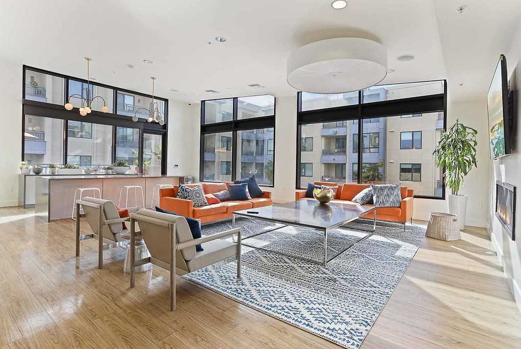 One Hundred Grand - Photo 6 of 50